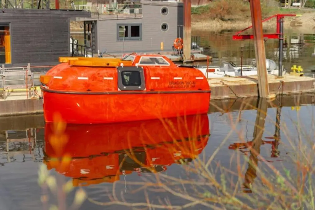 Ausgebautes Freifallrettungsboot Knutschkugel Hamburg-Harburg